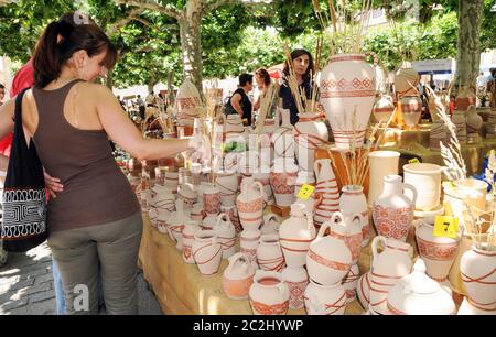 Vasen und Tontöpfe auf einem Stand einer Keramikmesse in der Stadt Zamora. Stockfoto