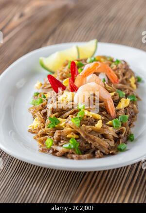 Schüssel, Pad Thai - Thai gebratene Reisnudeln auf dem hölzernen Hintergrund Stockfoto