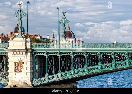 LYON, FRANKREICH-29. SEPTEMBER 2019: Historische Universitätsbrücke (Pont de lÂ´Universite) über der Rhone in Lyon, Frankreich Stockfoto