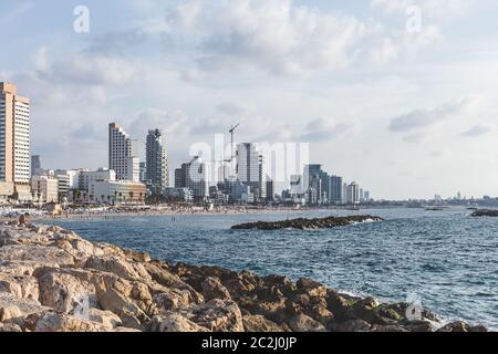 Tel Aviv Promenade, die entlang der Mittelmeerküste in Tel Aviv, Israel läuft Stockfoto