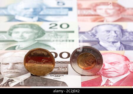 Canadian Dollar Münzen auf dem Hintergrund von Banknoten Stockfoto