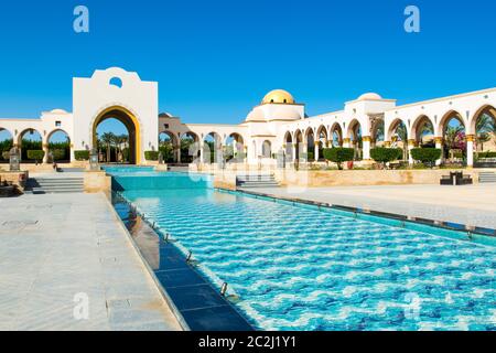 Sahl Hasheesh, Ägypten - 1. November 2017: Belvedere in der Altstadt von Sahl Hasheesh mit Brunnen - die berühmte schöne Gasse, umgeben von Gebäuden o Stockfoto