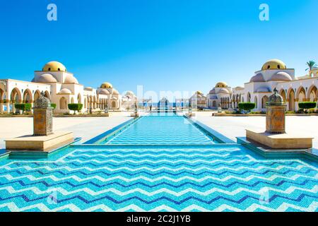 Sahl Hasheesh, Ägypten - 1. November 2017: Belvedere in der Altstadt von Sahl Hasheesh mit Brunnen - die berühmte schöne Gasse, umgeben von Gebäuden o Stockfoto