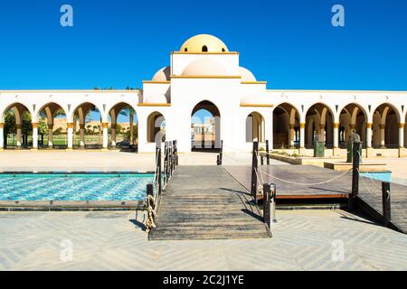 Sahl Hasheesh, Ägypten - 1. November 2017: Belvedere in der Altstadt von Sahl Hasheesh mit Brunnen - die berühmte schöne Gasse, umgeben von Gebäuden o Stockfoto