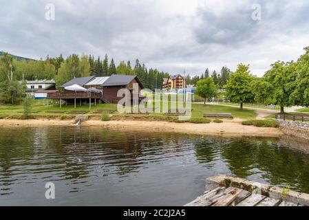 Teich an der Talstation der Sesselbahn auf Szrenica Mouintain in Szklarska Poreba, Polen Stockfoto