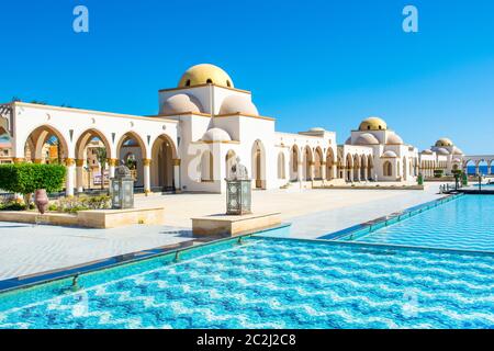 Sahl Hasheesh, Ägypten - 1. November 2017: Belvedere in der Altstadt von Sahl Hasheesh mit Brunnen - die berühmte schöne Gasse, umgeben von Gebäuden o Stockfoto