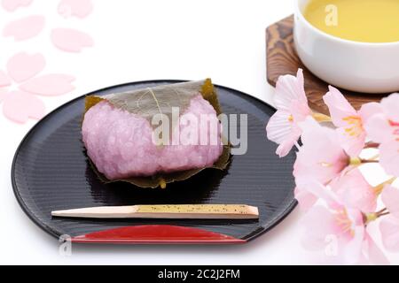 Japanische Süßwaren, Sakura Mochi süß auf weißem Hintergrund Stockfoto