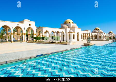 Sahl Hasheesh, Ägypten - 1. November 2017: Belvedere in der Altstadt von Sahl Hasheesh mit Brunnen - die berühmte schöne Gasse, umgeben von Gebäuden o Stockfoto