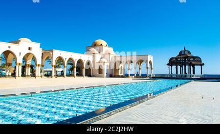 Sahl Hasheesh, Ägypten - 1. November 2017: Belvedere in der Altstadt von Sahl Hasheesh mit Brunnen - die berühmte schöne Gasse, umgeben von Gebäuden o Stockfoto