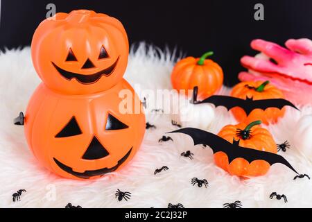 Kürbis Jack gruselig, Spinne und Fledermaus in Foto, Halloween tag Konzept auf schwarzem Hintergrund Stockfoto