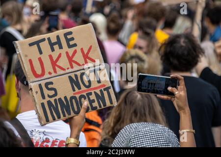 Leeds UK, 14. Juni 2020: Black Lives Matter Demonstranten im Stadtzentrum von Leeds protestieren gegen Black Lives Stockfoto