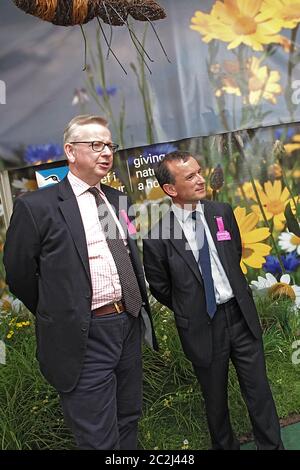 Michael Gove besucht die Royal Welsh Show in Llanelwedd, Mid Wales. Machael Gove geht am 24. Mit dem walisischen Sekretär Alun Cairns um die Show Stockfoto