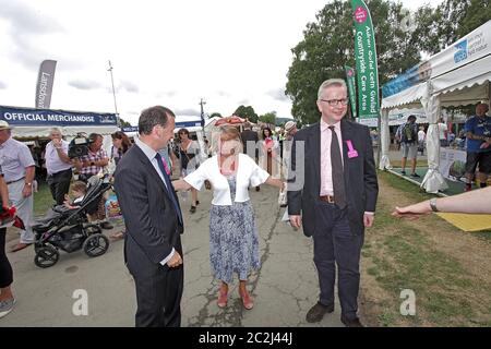 Michael Gove besucht die Royal Welsh Show in Llanelwedd, Mid Wales. Machael Gove geht am 24. Mit dem walisischen Sekretär Alun Cairns um die Show Stockfoto