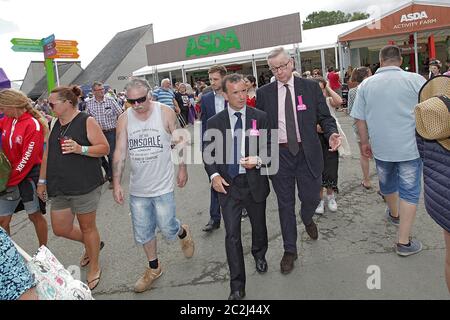 Michael Gove besucht die Royal Welsh Show in Llanelwedd, Mid Wales. Machael Gove geht am 24. Mit dem walisischen Sekretär Alun Cairns um die Show Stockfoto