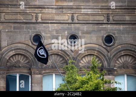 Leeds UK, 14. Juni 2020: Schwarze Leben machen Protestflagge aus Stockfoto