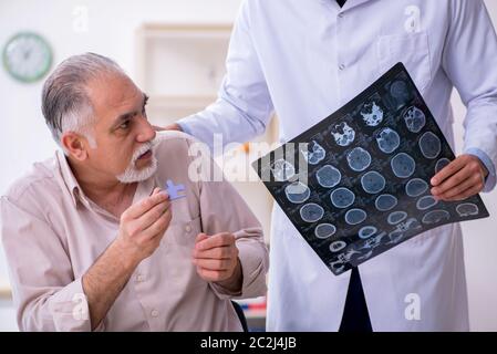 Arzt und Patient, die an der Alzheimer-Krankheit leiden Stockfoto