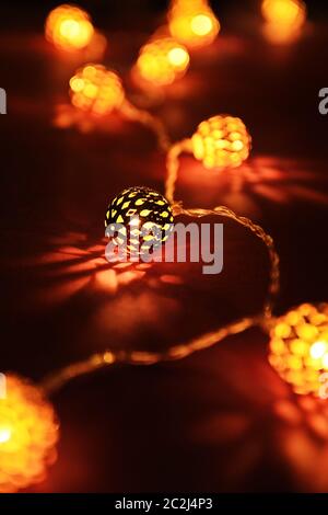 Nahaufnahme von Golden verwischt Christmas Lights, gemütliche und romantische Atmosphäre. Festliche Hintergrund mit verschwommen Lichter. Stockfoto