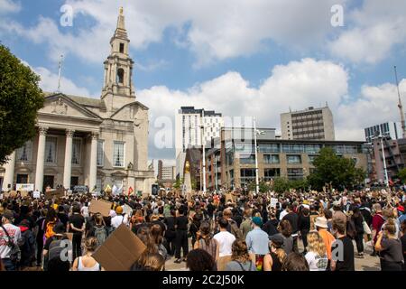 Leeds UK, 14. Juni 2020: Black Lives Matter Demonstranten im Stadtzentrum von Leeds protestieren gegen Black Lives mit einer jungen Frau, die ein Schild hochhält Stockfoto