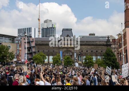 Leeds UK, 14. Juni 2020: Schwarze Leben sind wichtig Demonstranten im Stadtzentrum von Leeds protestieren während der Zeit vor dem Leeds City Museum gegen schwarze Leben Stockfoto