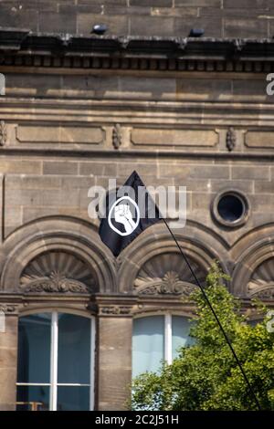 Leeds UK, 14. Juni 2020: Schwarze Leben machen Protestflagge aus Stockfoto
