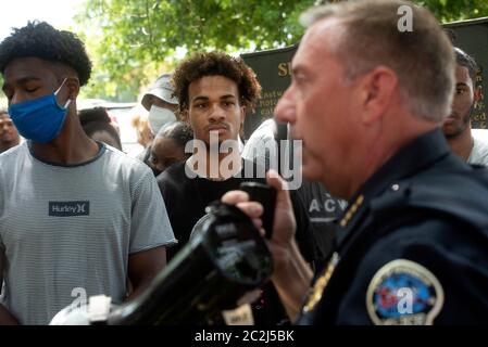 Kennesaw, GA, USA. Juni 2020. Eine Gruppe wütender Demonstranten versammelten sich MyersÃ Freitag, 6/5. Vor Dents Civil war Relic and Antique Shop, um gegen die 89-jährige Obsession ownerÃs einer rassistischen und bigotten Vergangenheit zu protestieren. Die Demonstranten hören Kennesaw Polizeichef Bill Westenberger zu, während er die Ausbildung erklärt, die seine Offiziere erhalten. Quelle: Robin Rayne/ZUMA Wire/Alamy Live News Stockfoto