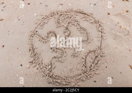 Das Wort Welt handschriftlich in Sand am Strand, Stockfoto