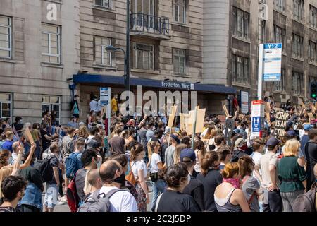 Leeds UK, 14. Juni 2020: Black Lives Matter Demonstranten im Stadtzentrum von Leeds protestieren gegen Black Lives mit Schildern vor dem General von Leeds Stockfoto