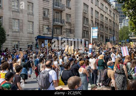 Leeds UK, 14. Juni 2020: Black Lives Matter Demonstranten im Stadtzentrum von Leeds protestieren gegen Black Lives mit Schildern vor dem General von Leeds Stockfoto