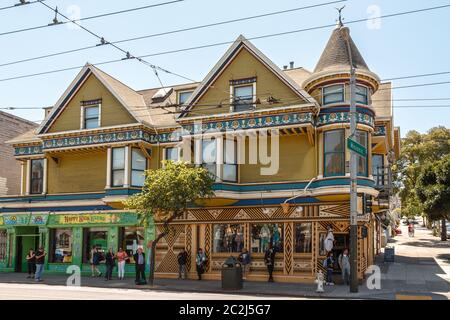 Der Gipsy Streetwear Shop in einem viktorianischen Reihenhaus in San Francisco Stockfoto