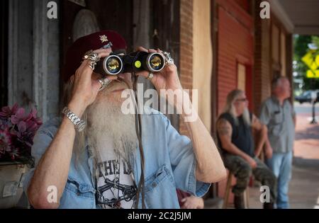 Kennesaw, GA, USA. Juni 2020. Eine Gruppe wütender Demonstranten versammelten sich MyersÃ Freitag, 6/5. Vor Dents Civil war Relic and Antique Shop, um gegen die 89-jährige Obsession ownerÃs einer rassistischen und bigotten Vergangenheit zu protestieren. Im Bild: MyersÃ wacht aus Protest mit einem Vintage-Fernglas aus seinem Geschäft. Quelle: Robin Rayne/ZUMA Wire/Alamy Live News Stockfoto