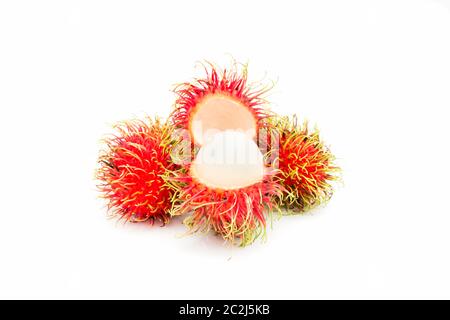 Rambutan Frucht mit Red Shell auf weißem Hintergrund Stockfoto