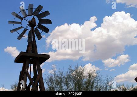 Die Windmühle, der Himmel und die Wolken in Arizona Stockfoto