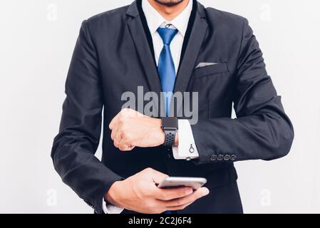 Business mann Wearable Smart watch auf der Hand und er ist Sync smarteatch auf Smartphone, das smart Watch ist moderne Technologie design isoliert auf weißem Hinterg Stockfoto