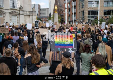 Leeds UK, 14. Juni 2020: Black Lives Matter Demonstranten im Stadtzentrum von Leeds protestieren gegen Black Lives, die Schilder halten Stockfoto