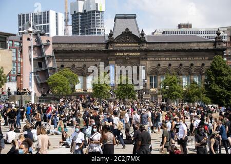 Leeds UK, 14. Juni 2020: Schwarze Leben sind wichtig Demonstranten im Stadtzentrum von Leeds protestieren während der Zeit vor dem Leeds City Museum gegen schwarze Leben Stockfoto