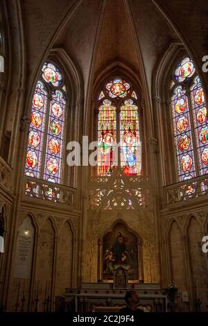 Buntglasfenster im Kirchenschiff der Kathedrale von Bordeaux (Cathédrale Saint-André de Bordeaux) Bordeaux, Frankreich August 2019 Stockfoto