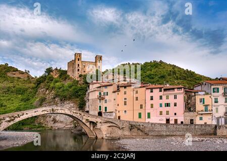 Dolceacqua, Ventimiglia, Imperia, Ligurien an sonnigen Tagen. Mittelalterliche Burg Steinbrücke Architektur. Mediterranes Dorf in Italien. Tourismus, historisch. Stockfoto