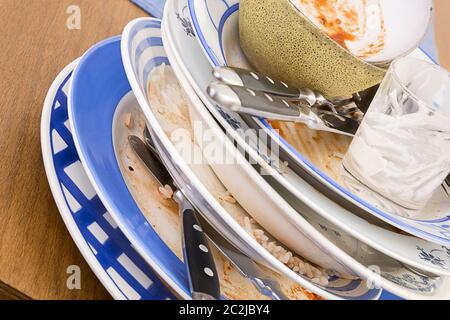 Dreckiges Geschirr nach einer Party Stockfoto