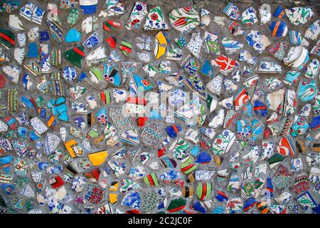Mosaik von gebrochenen Fliesen Wand in Istanbul, Wand aus bunten Mosaik gebrochenen Fliesen Türkei. Splitter einer weißen Keramikfliese auf Stockfoto