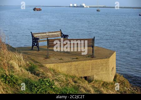 Ein Pillenkasten aus dem 2. Weltkrieg an einem Fluss mit Sitzplätzen oben. Ein neuartiger Einsatz für eine Pillbox und sicherlich eine gute Aussicht über den Fluss. Boote im Hintergrund bei dus Stockfoto