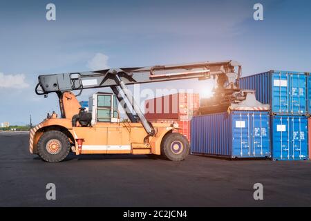 Stapler anheben Cargo Container in Versandlager Yard für Import, Export logistic Industrial Stockfoto