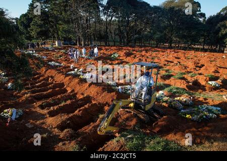 Sao Paulo, Brasilien. Oktober 2020. Ein Bagger gräbt weitere Gräber auf dem Friedhof Vila Formosa mitten in der Corona-Pandemie. Das Gesundheitsministerium hat 955 377 Covid-19-infizierte und 46 510 Coronavirus-Todesfälle bestätigt. Mehr als ein Viertel der neu registrierten Todesfälle ereignete sich im Bundesstaat São Paulo. Quelle: Lincon Zarbietti/dpa/Alamy Live News Stockfoto