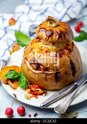 Kürbis gebacken mit Couscous und Gemüse. Stockfoto