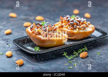 Birnen mit Nüssen, Rosinen und Gewürzen. Stockfoto