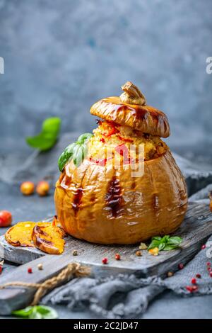 Gebackener Kürbis gefüllt mit Couscous und Gemüse. Stockfoto