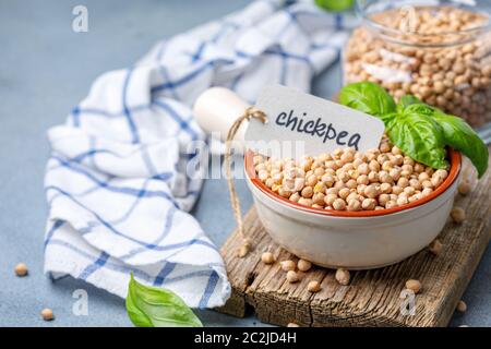 Kichererbsensamen in einer Keramikschale trocknen. Stockfoto