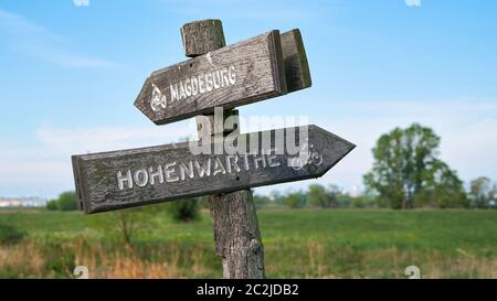 Wegweiser auf der beliebte Elberadweg zwischen Magdeburg und Hohenwarthe in Deutschland Stockfoto