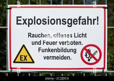 Schild mit der Aufschrift besteht die Gefahr einer Explosion an einer Tankstelle Stockfoto