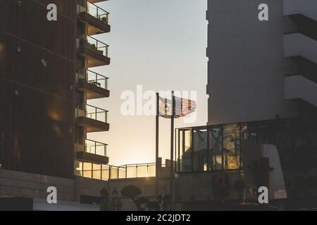Amerikanische und israelische Flaggen flattern auf einer Straße in Tel Aviv, Israel; Bewegungsunschärfe, selektiver Fokus Stockfoto