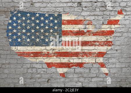 Grunge distressed Karte geformte Flagge USA malte auf alten verwitterten grauen Mauer Stockfoto